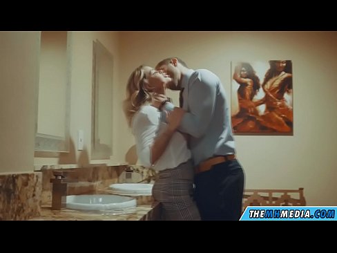 ❤️ Kana blonde ine busty inokukwezvera muchimbuzi cheveruzhinji DzeBonde ❌